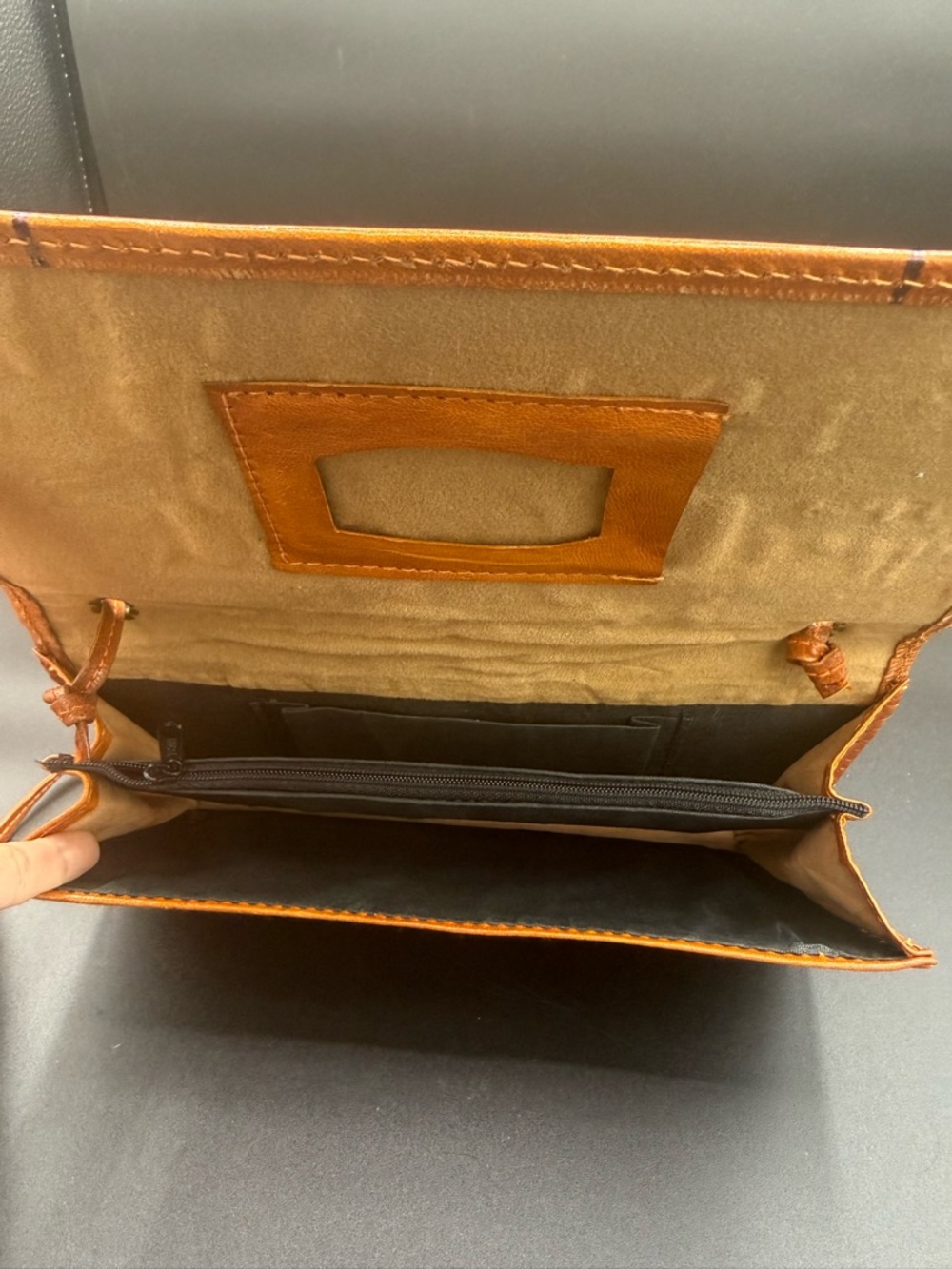 NWOT- Unique Handcrafted Tan Leather purse with Embossed Bird Motif - New - Picture 4 of 6